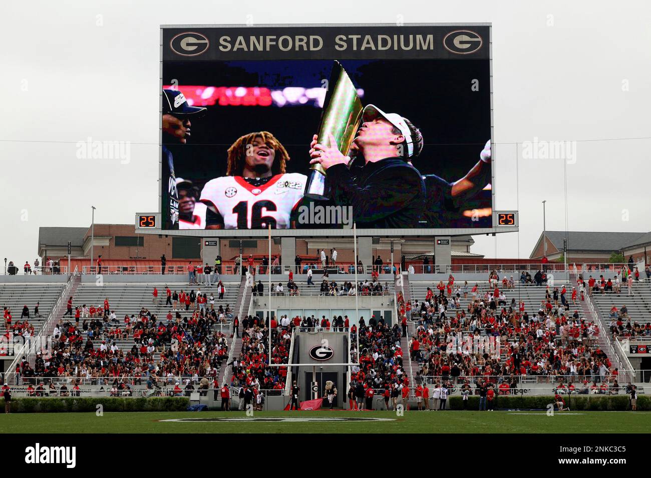Scenes from the 2021 National Championship game are shown before Georgia G - Day game at Sanford Stadium Saturday, April 16, 2022, in Athens, Ga. (Jason Getz/Atlanta Journal-Constitution via AP) Stockfoto
