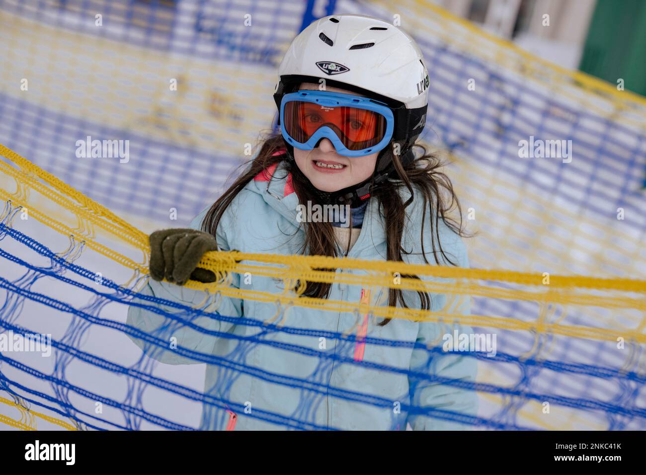 Skifahren für Mädchen mit Helm und Skibrille Stockfoto