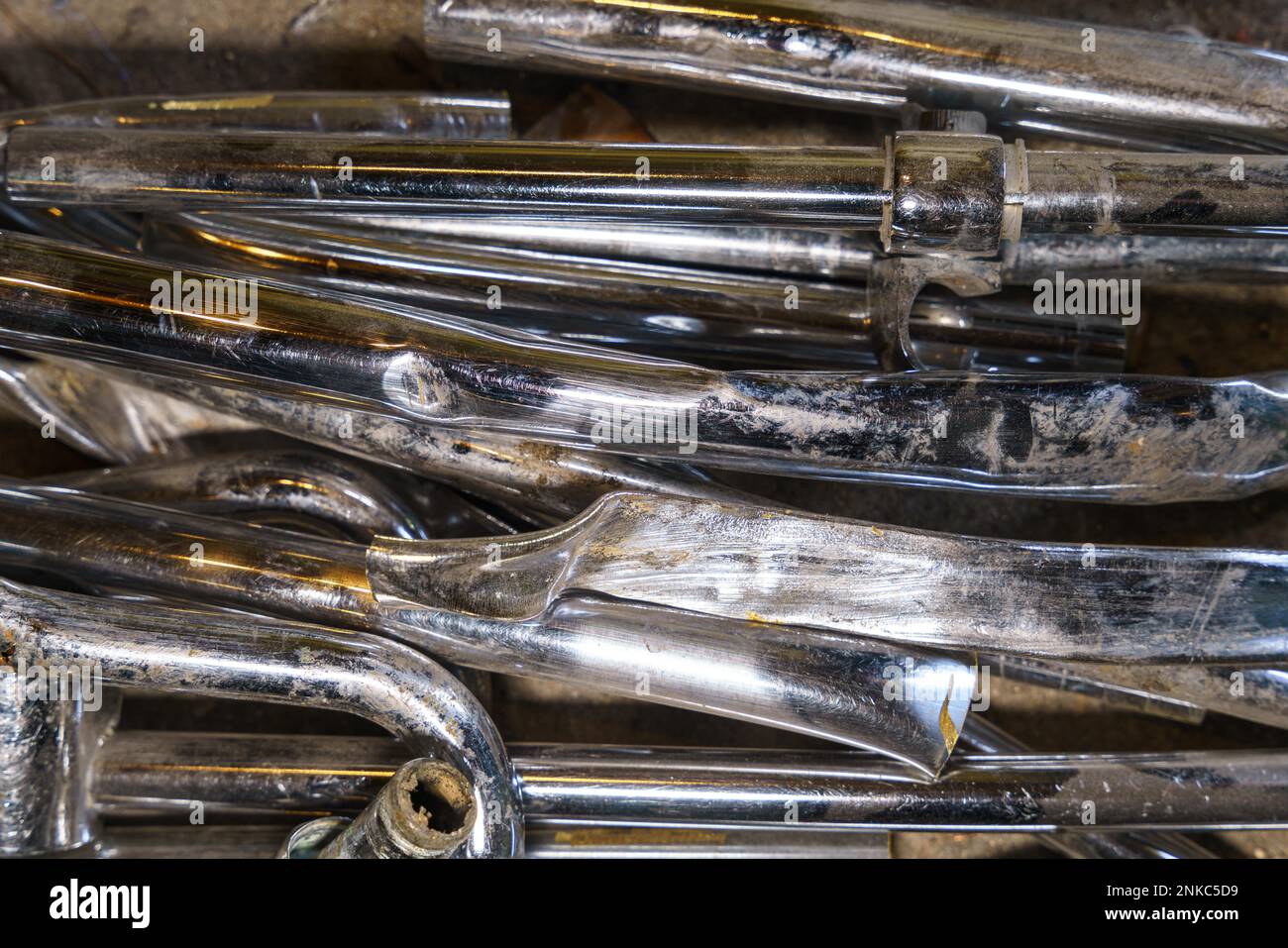 Alte Messingrohre und Armaturen für Rohrleitungen werden recycelt. Recycling von Nichteisenschrott Stockfoto