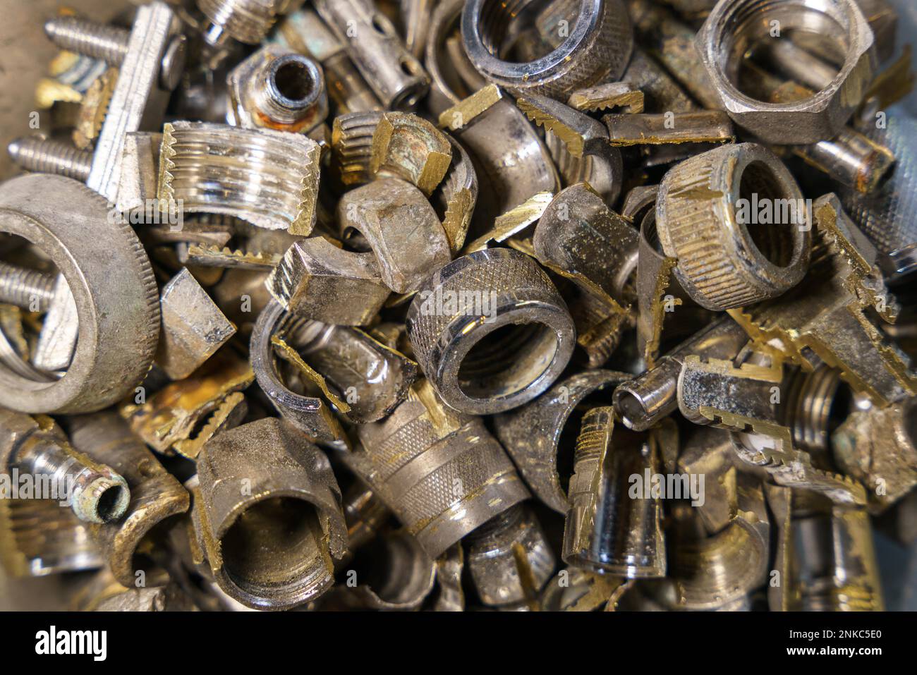 Alte Messingmuttern und Armaturen für Rohrleitungen werden recycelt. Recycling von Nichteisenschrott Stockfoto