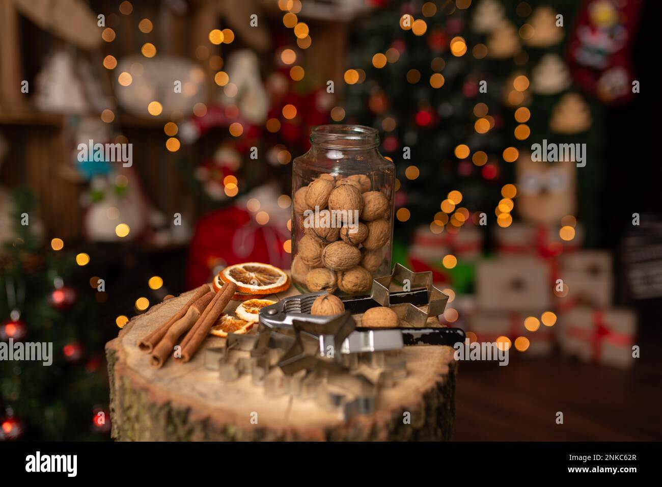 Weihnachtsszene mit wunderschönen Walnüssen und Bokeh im Hintergrund. Im Studio Stockfoto
