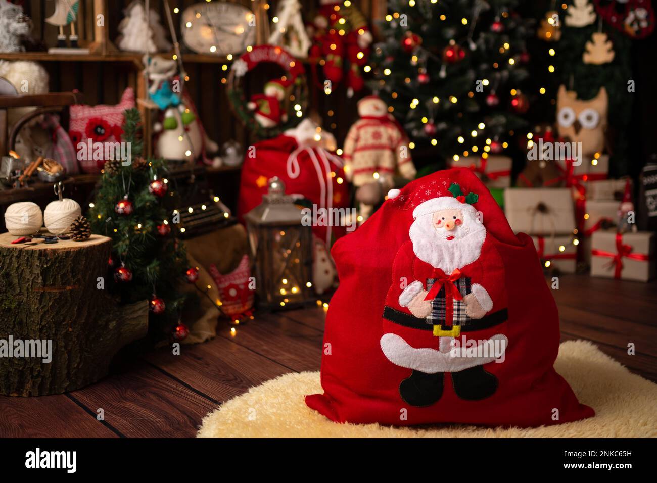 Weihnachtsszene mit wunderschönem Bokeh und Stehsack mit Geschenken. Im Studio Stockfoto