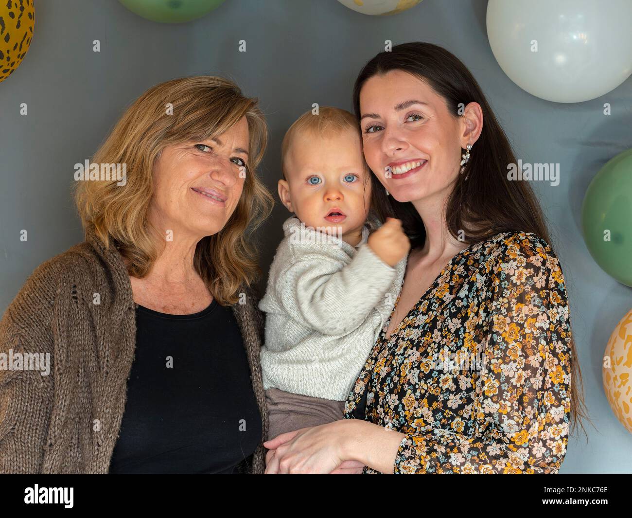 Großmutter, Großmutter, mit Tochter und Mutter und einem einjährigen Sohn, Enkelkind, in ihren Armen Stockfoto