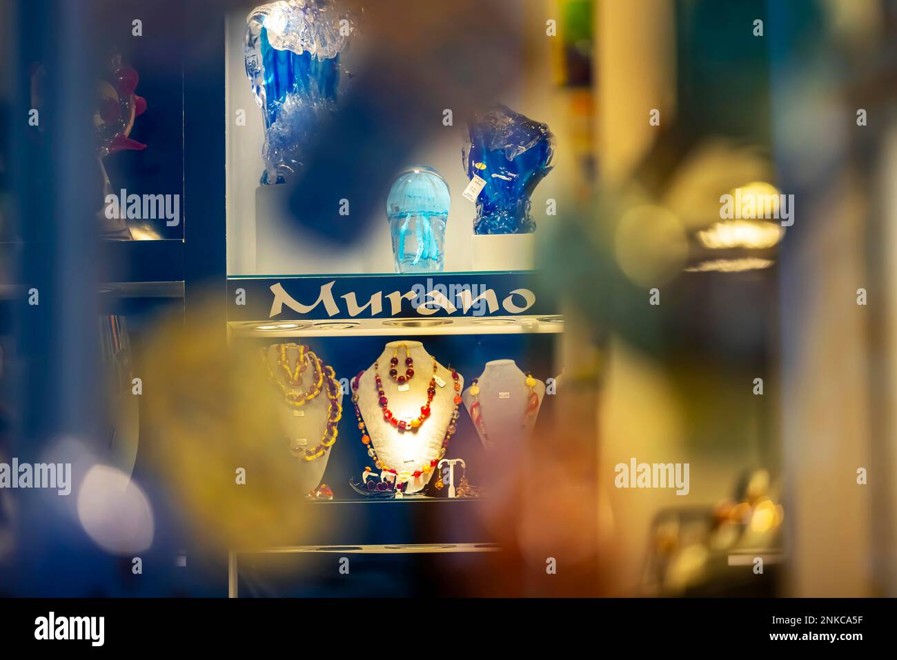 Murano-Glas in einem Schaufenster, ein besonderes Souvenir von der Insel Murano, Venedig, Italien Stockfoto