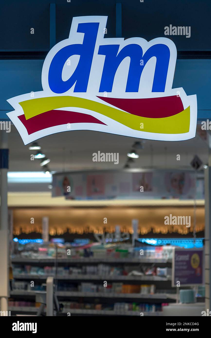 Firmenlogo der Drogerie dm, Bayern, Deutschland Stockfoto