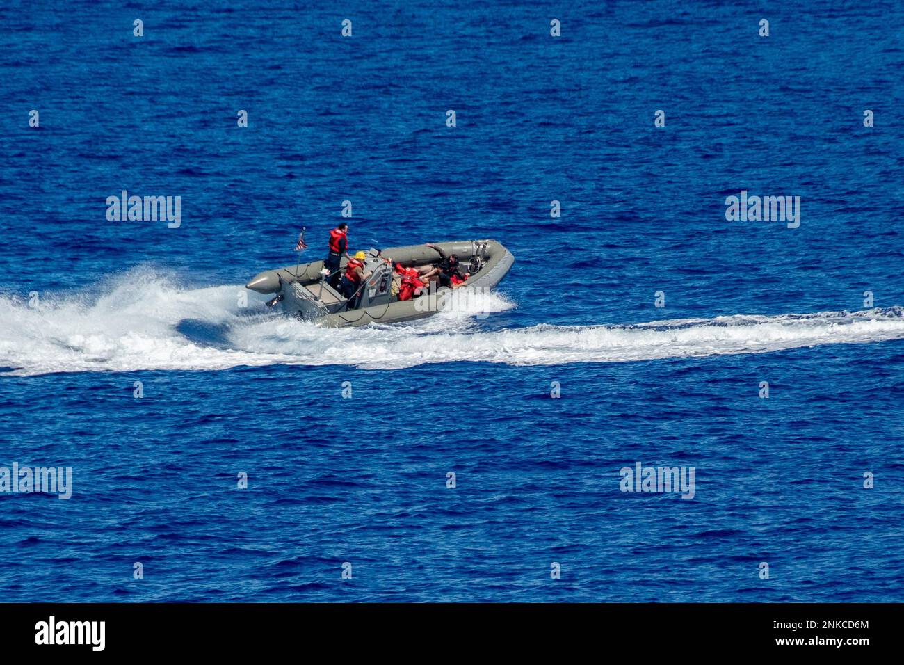 220813-N-GN523-1047 PHILIPPINE SEA (13. August 2022) Seeleute, die den USA zugeteilt wurden Der einzige vorwärtsgesetzte Flugzeugträger der Navy, USS Ronald Reagan (CVN 76), betreibt im August 13 während des Betriebs kleiner Boote in der Philippinischen See ein starres Rumpf-Schlauchboot. Ronald Reagans Schlauchboote mit starrem Rumpf sind in der Lage, Aufgaben auch bei Seereitungstätigkeiten zu erfüllen. Ronald Reagan, das Flaggschiff der Carrier Strike Group 5, stellt eine kampfbereite Truppe bereit, die die Vereinigten Staaten schützt und verteidigt und Bündnisse, Partnerschaften und kollektive maritime Interessen in der Region Indo-Pazifik unterstützt. Stockfoto