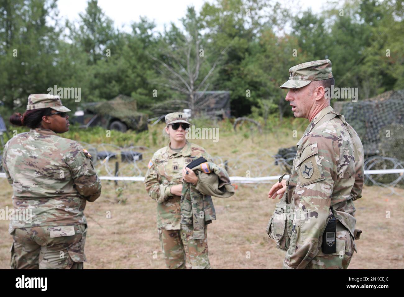 LT. Oberstleutnant Brett Rhodenizer, Befehlshaber des 1-111. General Support Aviation Bataillons, Florida Army National Guard Right, beschriftet Captain Rachel Day, Hilfslieferungsoffizier, Mitte, Und Captain Katrina Mayes, Offizier für medizinische Operationen, beide mit der 29. Kampfluftfahrtbrigade, Maryland Army National Guard, während des Northern Strike 22 in Grayling, Michigan, am 13. August 2022. Die 29. CAB bietet alle Domänen für die Steuerung und Kontrolle über das 1-230.-KampfhubschrauberBataillon der Tennessee Army National Guard, das 1-111. General Support Aviation Bataillon der Florida Army National Guard und Stockfoto