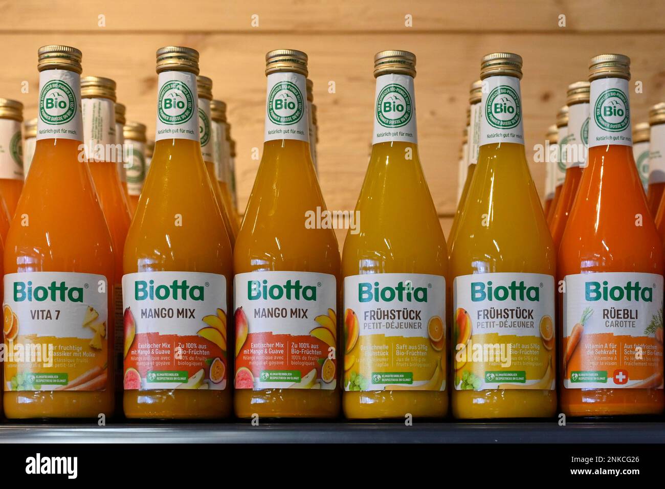 Verkaufsregal Biotta Fruchtsäfte Stockfoto