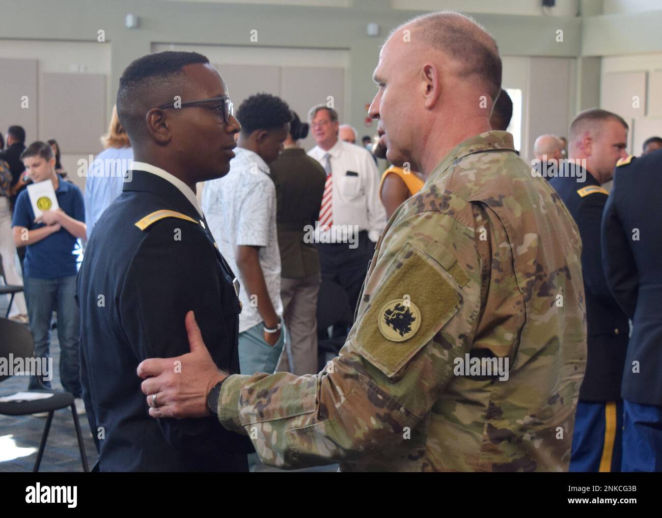 Brigadegeneral Dwayne Wilson, Befehlshaber der Nationalgarde der Georgia Army, gratuliert 2. LT. Benjamin Martin zu seiner Beauftragung nach dem Abschluss des Offiziers der Kandidatenschule des Georgia Military Institute, Klasse 61 im Clay National Guard Center, Marietta, Georgia 13. August 2022. Martin erhält eine Schulung in der Finanzabteilung und ist der 93. Financial Management Support Company unterstellt. Stockfoto