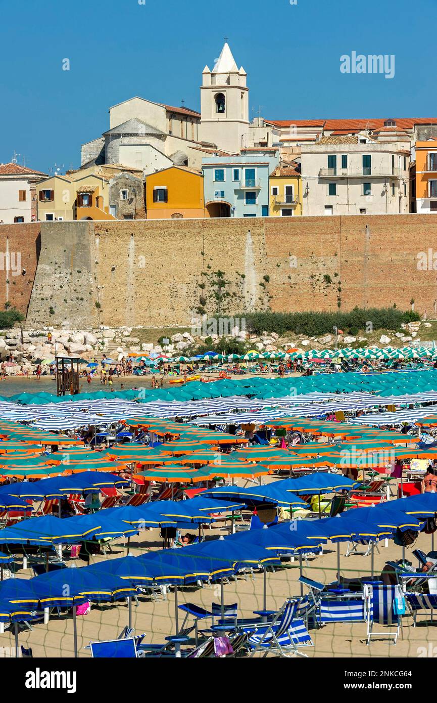 Blick über den Badestrand in die Altstadt mit Cattedrale San Basso, Lungomare Colombo, Adria, Termoli, Molise, Italien Stockfoto