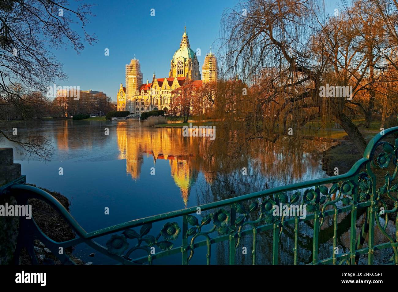 Neues Rathaus mit der denkmalgeschützten Maschpark Bridge und dem Masch Pond, Hannover, Niedersachsen, Deutschland Stockfoto