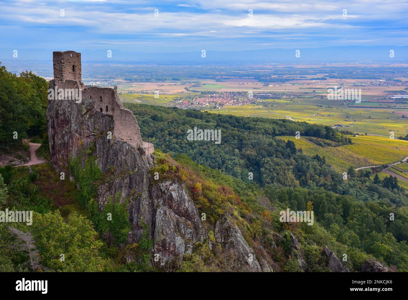 Ruine des Chateau du Girsberg (Girsberg-Schloss) in den Vogesen bei Ribeauville im Elsass, im Hintergrund die Rheinebene dazwischen Stockfoto