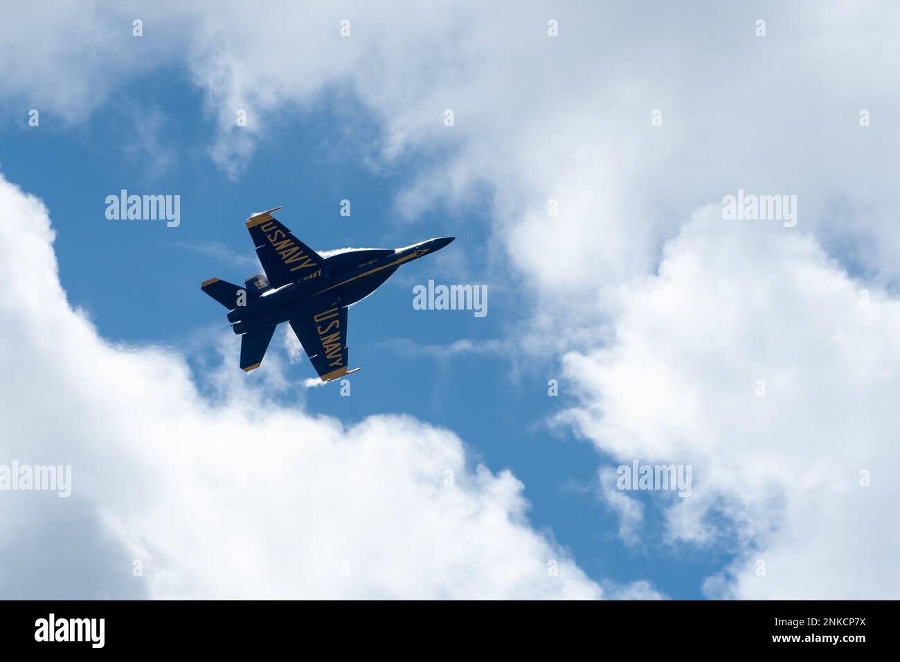 USA Navy Blue Angel 5 führt im Rahmen der Kaneohe Bay Air Show 2022, Marine Corps Base Hawaii, 13. August 2022, einen Stunt auf. Wie die USA Die Blue Angels, die Flight Demonstration Squadron der Navy, besteht aus mehreren F/A-18 Super Hornets und einem C-130J Hercules, die in den USA Aerobatik betreiben. Die Kaneohe Bir Show, die Luftvorführungen, statische Darstellungen, Demonstrationen und Anbieter umfasste, sollte den Bewohnern Hawaiis die Anerkennung von MCBH und ihre anhaltende Unterstützung der Anlage zum Ausdruck bringen. Stockfoto