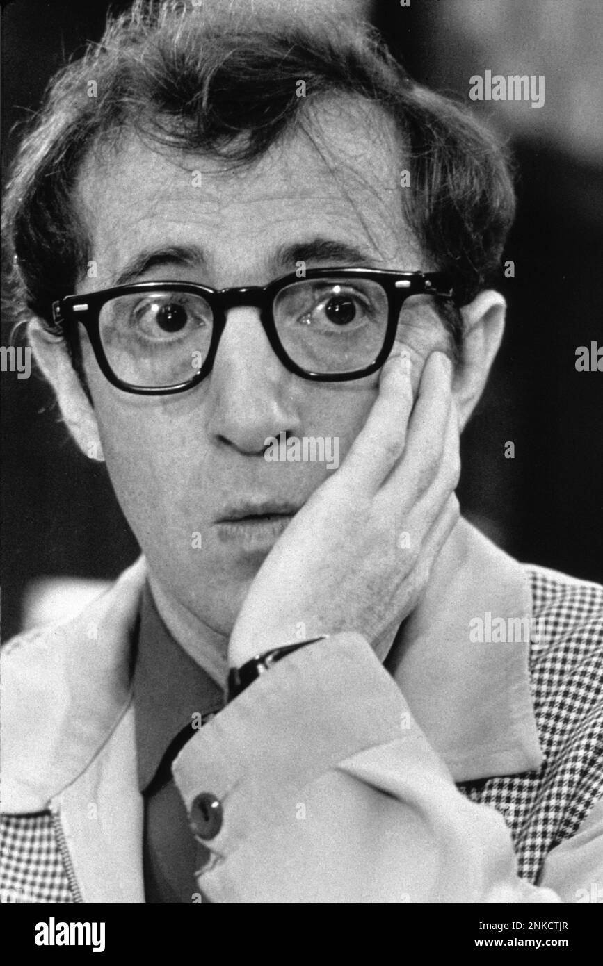 1976 , USA : WOODY ALLEN vorne ( Il Prestanome ) von Martin Ritt , Drehbuch von Walter Bernstein - FILM - Regista - Filmregisseur - attore - Schauspieler - Unamerikanische Aktivitäten Subkomitee - McCarthy - McCarthy - McCarthy - MACCARTISMO - COMUNISMO - COMUNISTA - SINISTRA - KOMMUNIST - KOMMUNISMUS - CACCIA ALLE STREGHE - Portrait - Occhiali - Occhiale - Brillen - Krawatte - Cravatta - Denker - Pensatore - Macchina da Scrivere - Schreibmaschine ---- NON PER USO PUBBLICITARIO - NICHT FÜR WERBEZWECKE - --- NUR REDAKTIONELLE VERWENDUNG ---- Archivio GBB Stockfoto