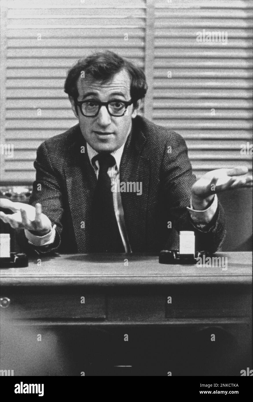1976 , USA : WOODY ALLEN vorne ( Il Prestanome ) von Martin Ritt , Drehbuch von Walter Bernstein - FILM - Regista - Filmregisseur - attore - Schauspieler - Unamerikanische Aktivitäten Subkomitee - McCarthy - McCarthy - McCarthy - MACCARTISMO - COMUNISMO - COMUNISTA - SINISTRA - KOMMUNIST - KOMMUNISMUS - CACCIA ALLE STREGHE - Portrait - Occhiali - Occhiale - Brillen - Krawatte - Cravatta - Denker - Pensatore - Macchina da Scrivere - Schreibmaschine ---- NON PER USO PUBBLICITARIO - NICHT FÜR WERBEZWECKE - --- NUR REDAKTIONELLE VERWENDUNG ---- Archivio GBB Stockfoto