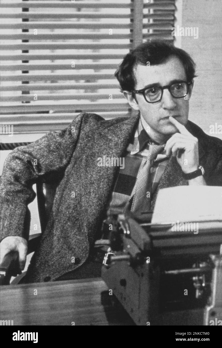 1976 , USA : WOODY ALLEN vorne ( Il Prestanome ) von Martin Ritt , Drehbuch von Walter Bernstein - FILM - Regista - Filmregisseur - attore - Schauspieler - Unamerikanische Aktivitäten Subkomitee - McCarthy - McCarthy - McCarthy - MACCARTISMO - COMUNISMO - COMUNISTA - SINISTRA - KOMMUNIST - KOMMUNISMUS - CACCIA ALLE STREGHE - Portrait - Occhiali - Occhiale - Brillen - Krawatte - Cravatta - Denker - Pensatore - Macchina da Scrivere - Schreibmaschine ---- NON PER USO PUBBLICITARIO - NICHT FÜR WERBEZWECKE - --- NUR REDAKTIONELLE VERWENDUNG ---- Archivio GBB Stockfoto