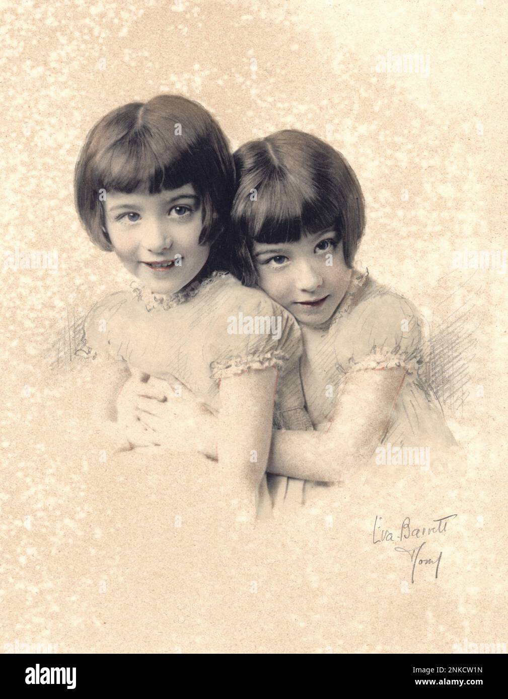 1931 , Roma , ITALIEN : zwei unidentifizierte Zwillingsschwestern aus einer reichen Familie , Porträt des gefeierten Fotografen EVA BARRETT , ROM - SORELLE - FOTO STORICHE - GESCHICHTSFOTOS - STOCK - KIND - BAMBINA - BAMBINE - BAMBINO - BAMBINI - KINDER - BABY - KINDHEIT - RITRATTO - PORTRÄT - GEMELLO - GEMELLI - GEMELLE - KINDHEIT ---- ARCHIVIO GBB Stockfoto