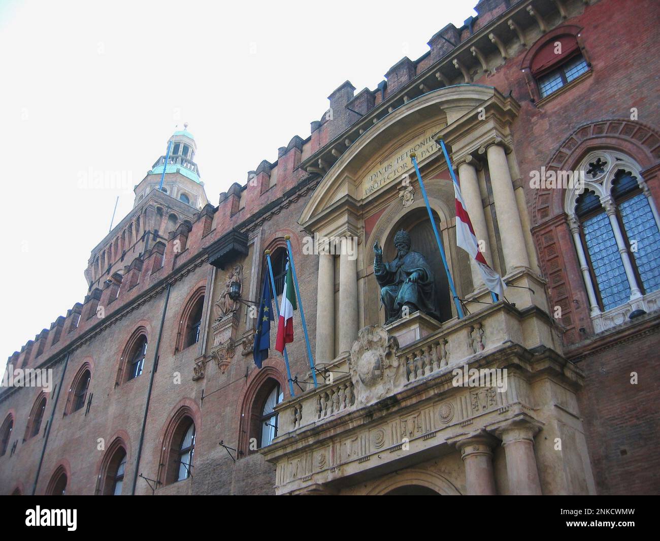 2004 , BOLOGNA , ITALIEN : der Palazzo d' ACCURSIO mit der Statue von Papst BONIFACIO VIII ( 1301 ) und Madonna con Bambino von Niccolò dell' Arca - ITALIA - GEOGRAFIA - GEOGRAFIE - Bildhauerei - Skulptur - monumento - Papa ---- Foto von Giovanbattista -- Brambilo -- Bramvio Stockfoto