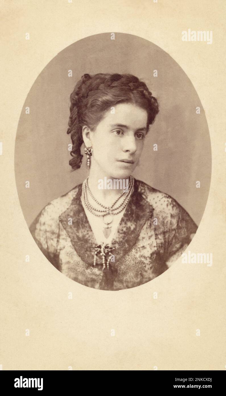 1853 , NEAPEL , ITALIEN : die italienische Prinzessin Clotilde CARACCIOLO Duchessa di VIETRI e CASAMASSIMA ( Neapel 1835 - 1917 ) , verheiratet mit Duca Domenico Caracciolo ( Vietri 1829 - 1917 ) im Jahr 1954 , Neapel. Die Prinzessin Clotilde LUCCHESI PALLI, geboren aus Conte Ferdinando dei Principi di Campofranco und Adelaide Tosi . Foto: Studio Fotografico Arena , Neapel - Herzogin - PRINCIPESSA - Mamma figlia figlie - OTTOCENTO - Count - '800 - 800 's - MODE - Nobilta' italiana - Adel - Rituto - Portrait - Risorgimento - Chignon - Curles - riccioli - boccoli - pizzo - Spitze - Halskette - collana - pe Stockfoto