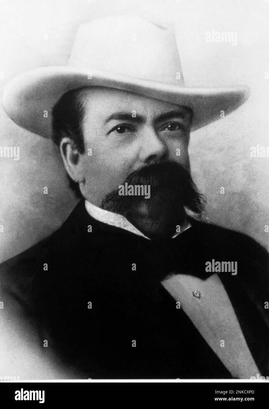 Der Tennessee Whiskey Produzent JACK DANIEL - Portrait - Rituto - alcolici - alcoolici - Baffi - Schnurrbart - barba - Bart - Cowboyhut - cappello - Krawatte - Cravatta - papillon - USA ---- Archivio GBB Stockfoto