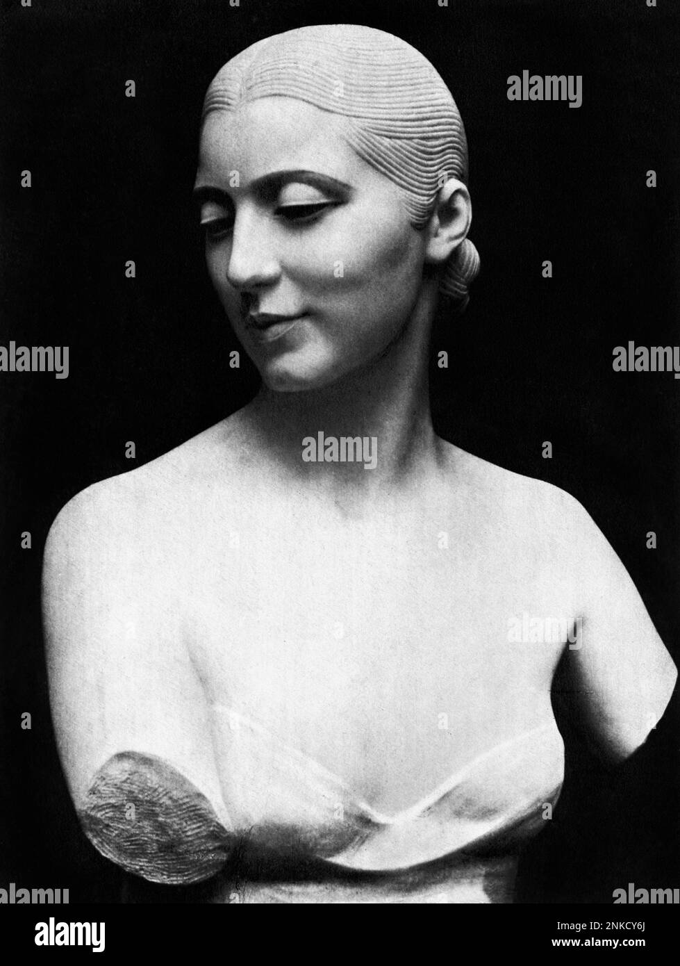 1929 , november, Rom , ITALIEN : das Porträt der sardischen Adligen Donna TERESA DETTORI vom Bildhauer ELEUTORIO RICCARDI , ausgestellt auf der Prima Quadriennale d' Arte in Rom . Teresa war mit dem Soziologen Professor Giovanni Dettori verheiratet und gehörte in der Café-Gesellschaft der 20er Jahre zu den berühmtesten Gesellschaftern in Rom . - Anni TRENTA - 30er - 30 - ART DECO - nobili - nobiltà - Adelszene - busto - scultura - scultore - Nobildonna - ARTE - ARTI VISIVE - BILDENDE KUNST --- Archivio GBB Stockfoto