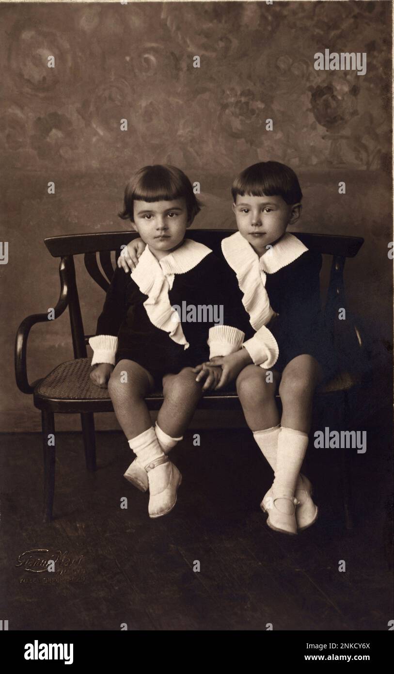 1920er , Mailand , Italien : die italienischen Brüder Graf FELICE GUALTIERO ( Nino , links auf diesem Foto ) und ENZO Donà DELLE TREZZE ( Dalle Frezze ) , Söhne der Grafen Gino Carlo Francesco Donà dalle Trezze und Adelaide De Mondini . Foto: Gianni Mari , Mailand . Enzo tot Gualtiero war erst im Alter von 5 Jahren in Rom , Florenz und Mailand ein berühmter Antiquarier-Galerist und starb 1993 an HIV ( AIDS )-Krankheiten . - foto storiche - foto storica - GESCHICHTE - Portrait - ritratto - Nobiltà italiana - nobili italiani - nobile - principe - ITALIEN - ITALIA - Samt - Velluto - fratelli - Babys Stockfoto