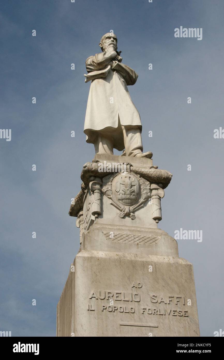 2008 , Juli , Forlì , ITALIEN : Piazza SAFFI , das Denkmal des Politikers AURELIO SAFFI ( 1819 - 1890 ) des Bildhauers Filippo Cifariello ( 1921 ) - TURISMO - TURISMUS - ITALIA - GEOGRAFIE - GEOGRAFIA - Architettura - Architektur - monumento - statua - Skultura - Skulptur - KUNST - ARTE -- - Foto von Giovanbattista BRAMBILLA --- ARCHIVIO GBB Stockfoto