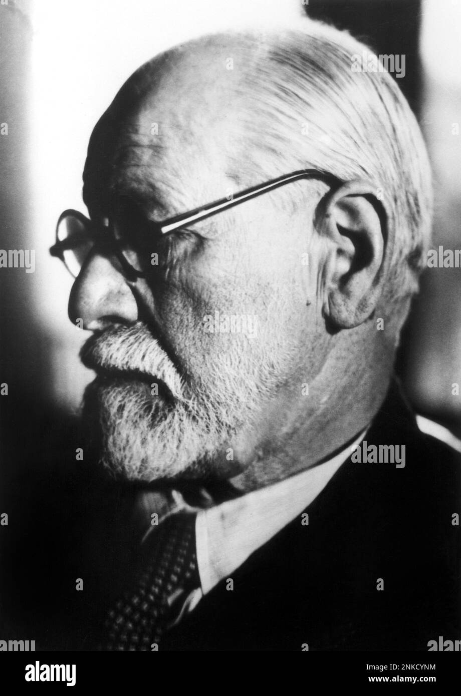 Ca. 1932 : der österreichische Vater der Psychoanalyse SIGMUND FREUD ( 1856 - 1939 ). Foto: Lazslo Willinger - PSYCHOANALYST - PSICANALISTA - PSICOANALISTA - PSICANALISI - PSICOANALISI - ebreo - jude - RITRATTO - PORTRAIT - profilo - Profil - Occhiali - Brille - barba bianca - Weißbart - Uomo anziano vecchio - alter alter alter Mann - SCIENZIATO - GENIUS - GENIUS - GENIO Ring - Stempiato - Stempiatura - Ausdünnung an den Tempeln - Cravatta - Krawatte - colletto - Kragen ---- NICHT FÜR WERBEZWECKE --- NUR REDAKTIONELLE VERWENDUNG ---- Archivio GBB Stockfoto