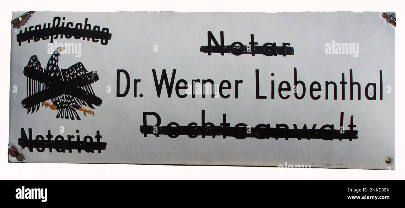 Namensschild von Dr. Werner Liebenthal, Notar und Anwalt. Das Nummernschild wurde vor seinem Büro in der Martin-Luther-Straße in Berlin aufgehängt. Im Jahr 1933, nach dem Gesetz über die Wiederherstellung des öffentlichen Dienstes, wurde das Teller von den Nazis schwarz gestrichen, die jüdische Büros boykottierten. https://commons.wikimedia.org/wiki/File:LiebenthalRechtsanwalt2.jpg#/media/File:LiebenthalRechtsanwalt2.jpg Stockfoto