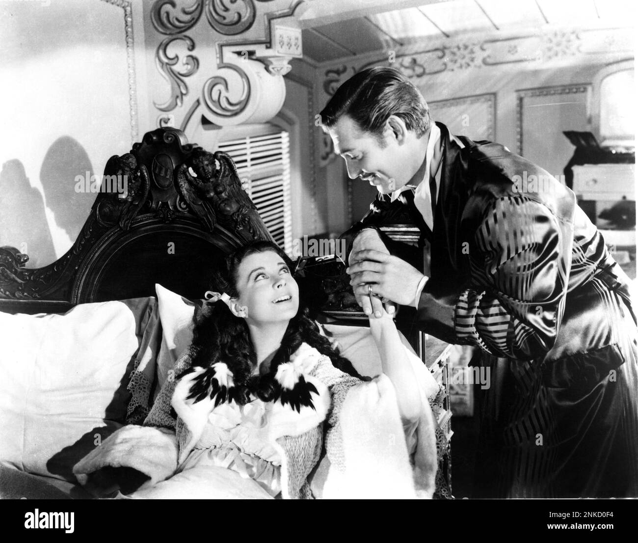 1939 , USA : die Filmschauspielerin VIVIEN LEIGH ( 1913 - 1967 ) mit CLARK GABLE in "VOM WINDE VERWEHT " ( Via col vento ) Von Victor Fleming - KINO - FILM - Ring - Anello - Juwel - Juwelen - gioiello - gioielli - Bijoux - abbraccio - lächeln - sorriso - Letto - Bett - Ermellino - Pelzfell - Hering - Pelliccia - Vestaglia da Camera - Rraso - Satin - profilo - Profil - mano nella mano - Hand in Hand - umarmen - amanti - Liebende - innamorati - Baffi - Schnurrbart - luna di miele - Flitterwochen - viaggio di nozze ---- Archivio GBB Stockfoto