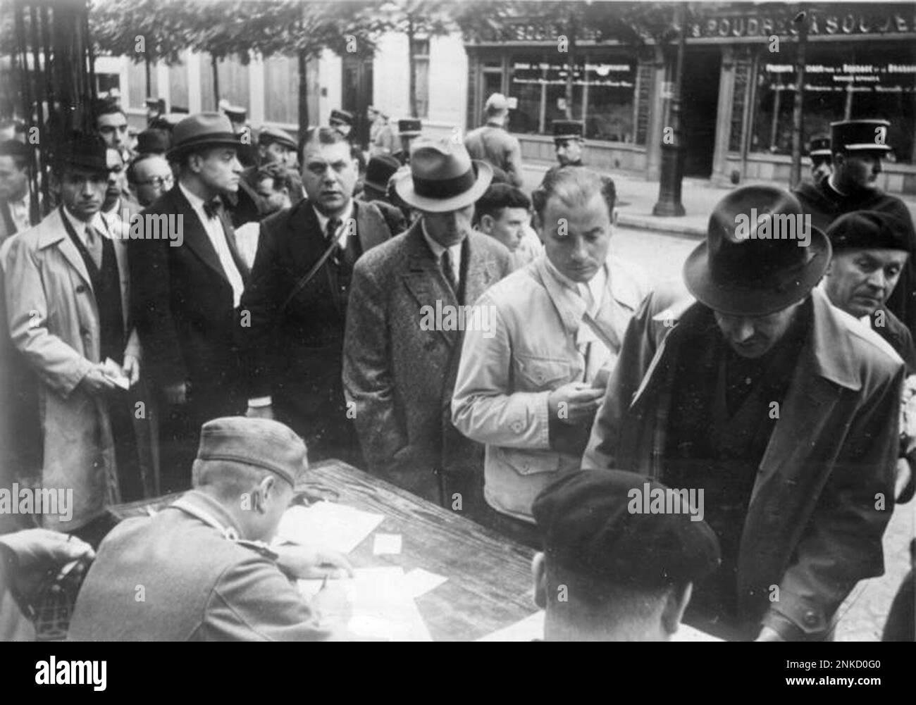 Mitglieder der Nazi-Partei, die die Pässe festgenommener Juden in Paris überprüfen. Stockfoto