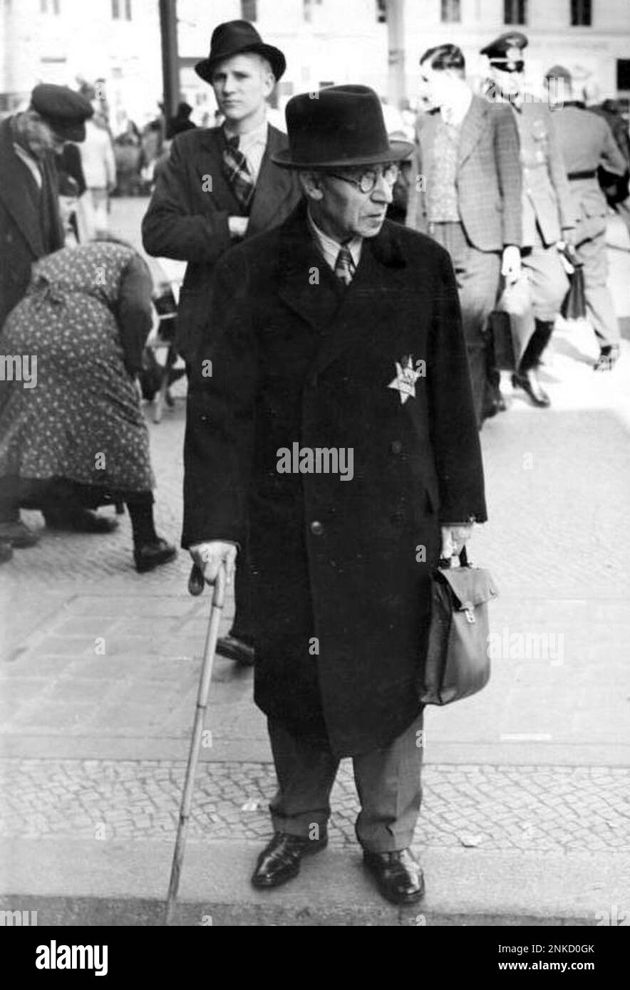1941 waren alle Juden verpflichtet, den gelben Stern auf ihrer Kleidung zu tragen. Photo Bundesarchiv, Bild 183-R99993/CC-BY-SA 3,0, CC BY-SA 3,0 de, https://commons.wikimedia.org/w/index.php?curid=5368861 Stockfoto