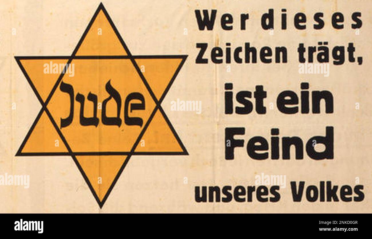 Ein nationalsozialistisches Propagandaposter, das den gelben Stern zeigt, den Juden tragen mussten, mit dem Text "Wer dieses Schild trägt, ist ein Feind unseres Volkes" Stockfoto