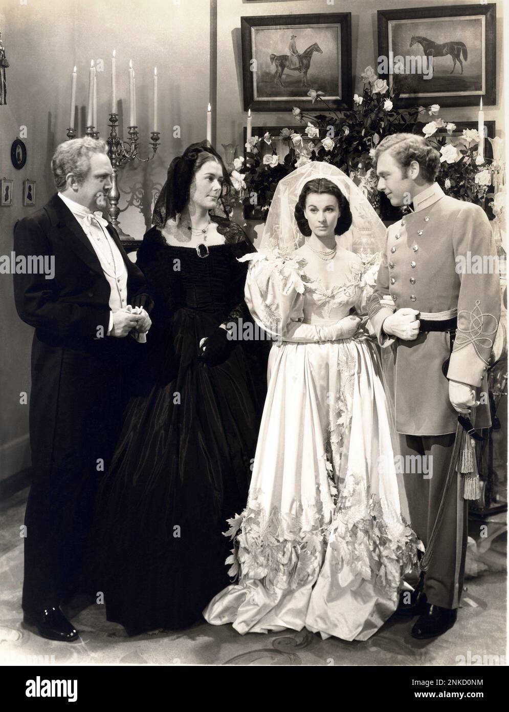 1939 , USA : die Filmschauspielerin VIVIEN LEIGH ( 1913 - 1967 ) , RAND BROOKS , THOMAS MITCHELL und BARBARA O'NEIL in GONE WITH THE WIND ( Via col vento ) Von Victor Fleming - KINO - FILM - Volants - fiori - Blumen - weißes Kleid - abito bianco - matrimonio - Hochzeit - Hochzeit - Ehegatte - Marihuana e moglie - Ehefrau und Ehemann - Cerimonia di nozze - abito da sposa - Brautverband - Braut - Schleier - Velo - uniforme militare Divisa - Militäruniform - spada - Schwert - Guanti bianchi - Handschuhe - Archivio GBB Stockfoto