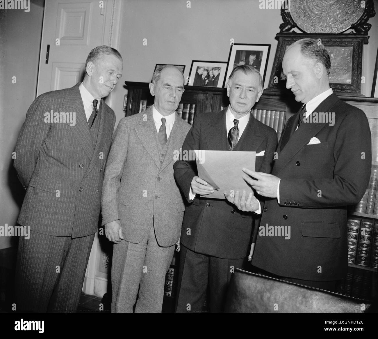 1939 , 22 . märz , Washington , USA : vor dem Ausschuss für auswärtige Beziehungen des Senats. Der Sekretär umfasste die Sitzung des Ausschusses für Auswärtige Beziehungen des Senats in der Exekutivsitzung , bei der General George C. Marshall ( der erste von links auf diesem Foto ), der stellvertretende Stabschef William D. Leahy , Leiter der Marineeinsätze und Untersekretär des Staates Sumner Welles , teilnahmen . Später gaben sie eine Erklärung ab, in der sie eine Verwaltungsmaßnahme befürworteten, um die lateinamerikanischen Republiken beim Aufbau ihrer militärischen Einrichtungen zu unterstützen. George Catlett Marshall ( 1880 - 1959 ) war ein amerikanischer Militärführer, sein Name Stockfoto