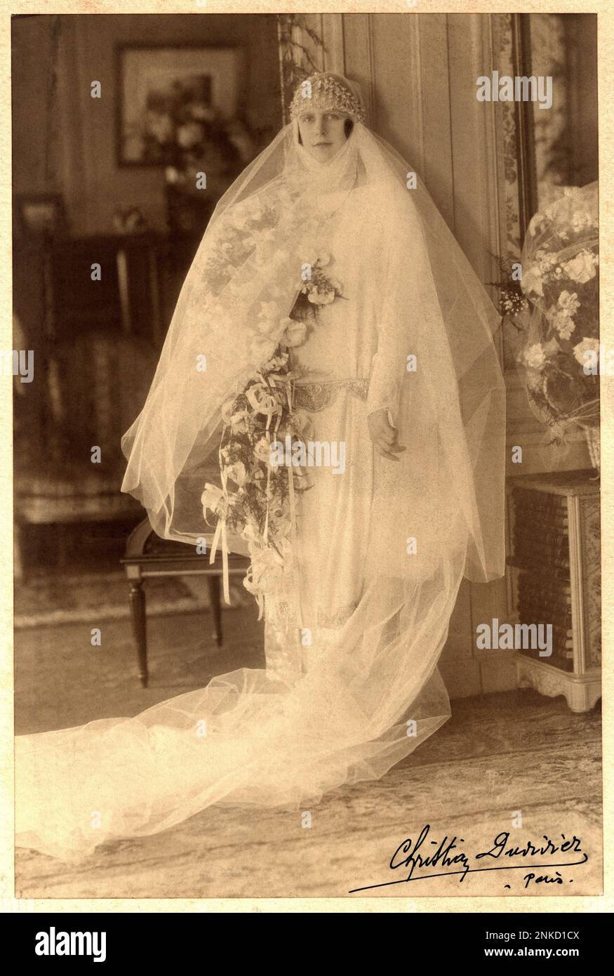 1920 Ca , Paris , FRANKREICH : eine edle Frau in Hochzeitskleidung . Foto: Christian Duvivier , Paris . Das Foto Duvivier war der Vater des berühmtesten französischen Regisseurs Julien Duvivier ( 1896 - 1967 ) - EHE - MATRIMONIO - NOZZE - abito da SPOSA - HOCHZEITSKLEID PARTY - BRAUT - Cerimonia - FOTO STORICHE - GESCHICHTSFOTOS - STOCK - SVIZZERA - Hut - cappello - XX. JAHRHUNDERT - NOVECENTO - Hut - cappello Cuffia - Tulle - Strascico - FAMIGLIA - FAMILIE - PARENTI - Festa - Party - Ricevimento - STOCK - Velo - Schleier - Blumen - fiori - fiore - Rosen - rosa - Rose - PARIGI Stockfoto