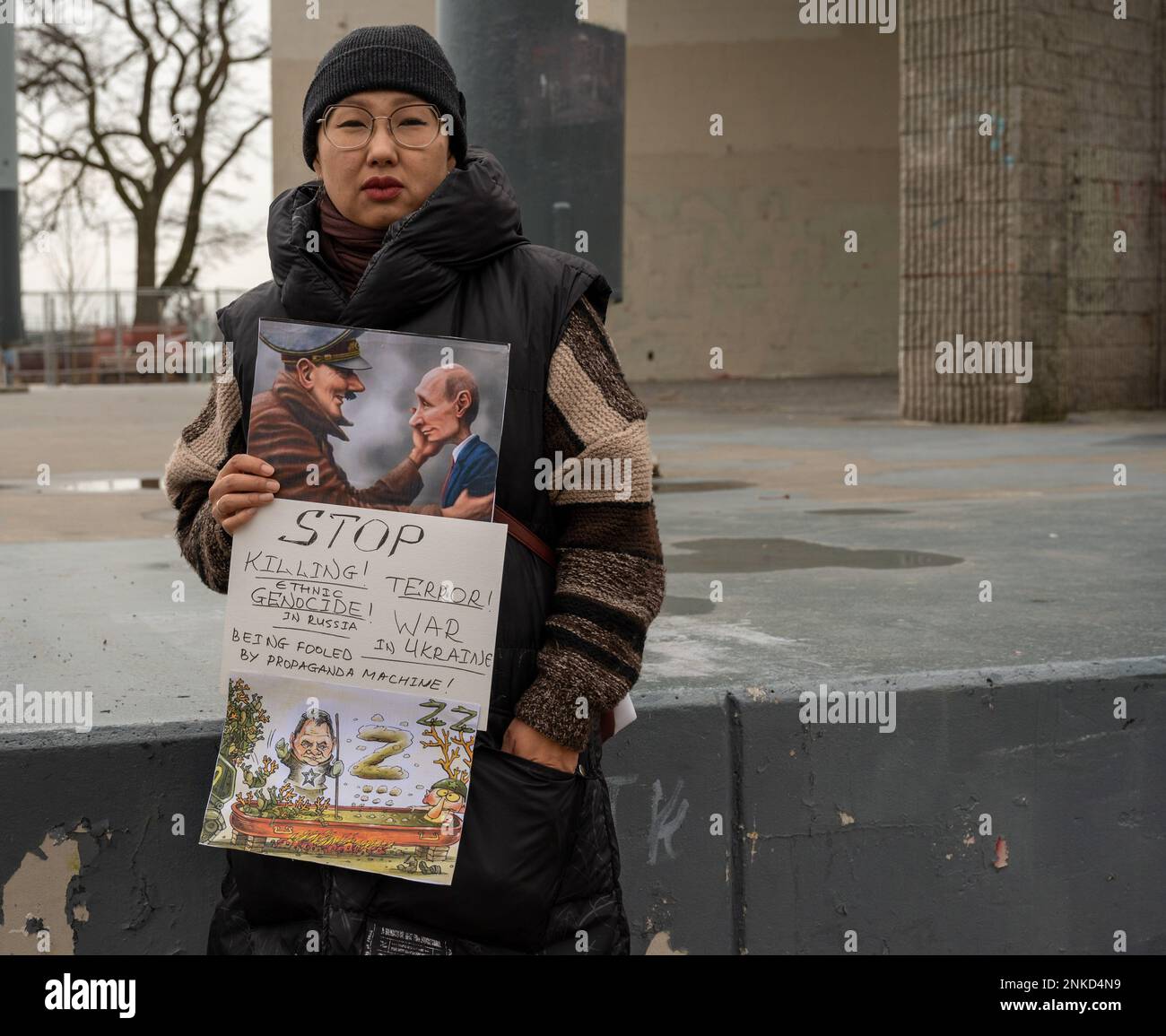 Brooklyn, New York, am 23. Februar 2023. Anhänger der Ukraine versammeln sich im Asser Levy Park, um der russischen Invasion der Ukraine einen Tag vor ihrem einjährigen Jahrestag in Brooklyn, NY, am 23. Februar 2023 zu gedenken. (Foto: Matthew Rodier/Sipa USA) Stockfoto