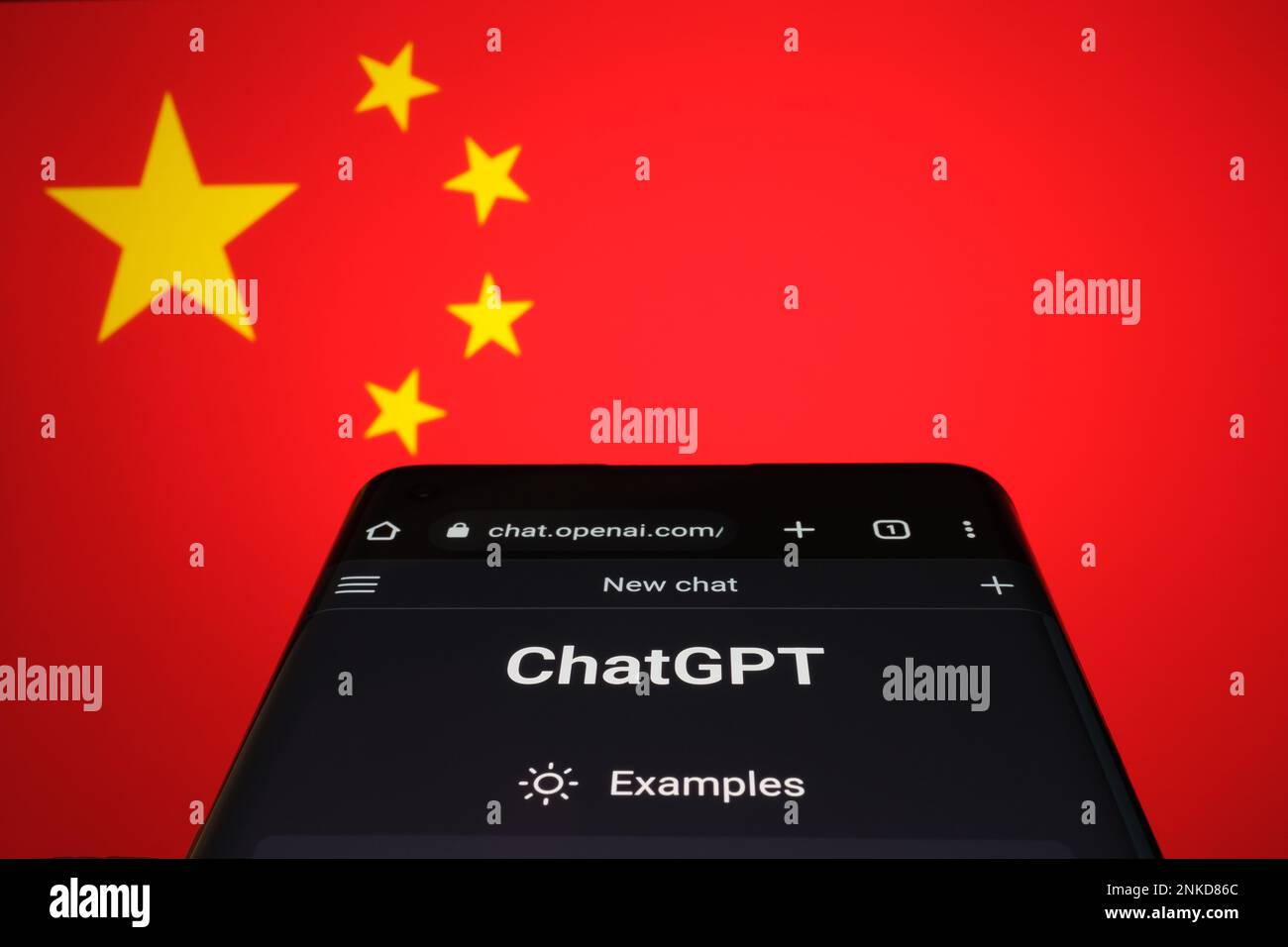 ChatGPT-Chat bot-Bildschirm auf Smartphone und Laptop mit Chat-GPT-Anmeldebildschirm im Hintergrund. Ein neuer AI-Chatbot von OpenAI. Stafford, Einheit Stockfoto