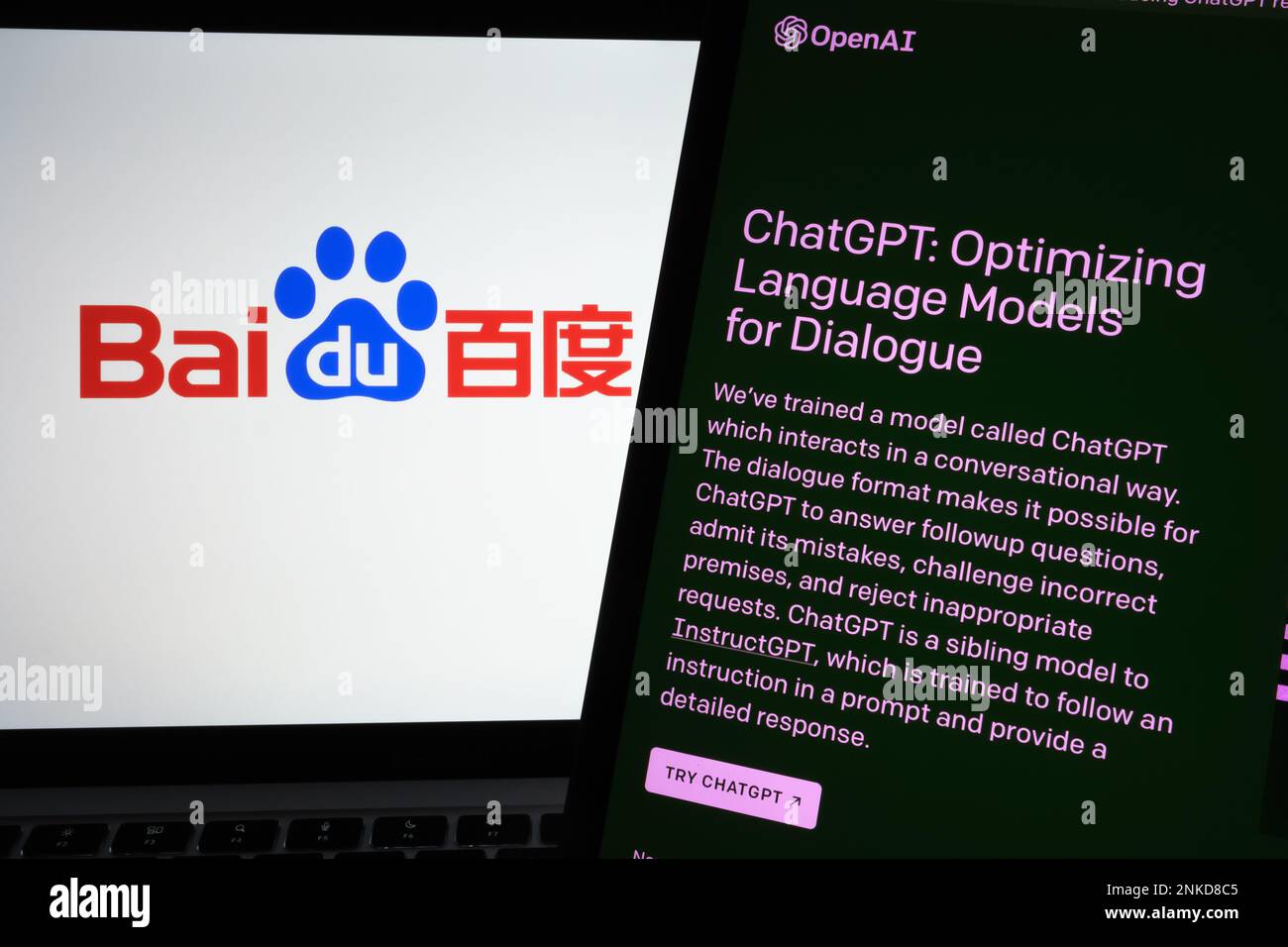 ChatGPT-Chat bot-Anmeldebildschirm auf Tablet und verwischtes Baidu-Firmenlogo auf dem Notebook im Hintergrund. Konzept für den Wettbewerb. Stafford, Vereinigtes Königreich Stockfoto