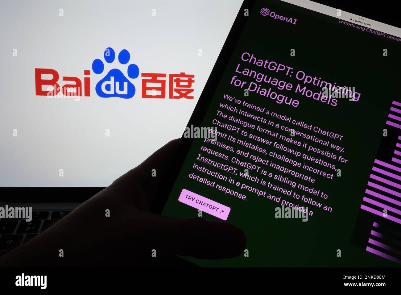 ChatGPT-Chat bot-Anmeldebildschirm auf Tablet und verwischtes Baidu-Firmenlogo auf dem Notebook im Hintergrund. Konzept für den Wettbewerb. Stafford, Vereinigtes Königreich Stockfoto