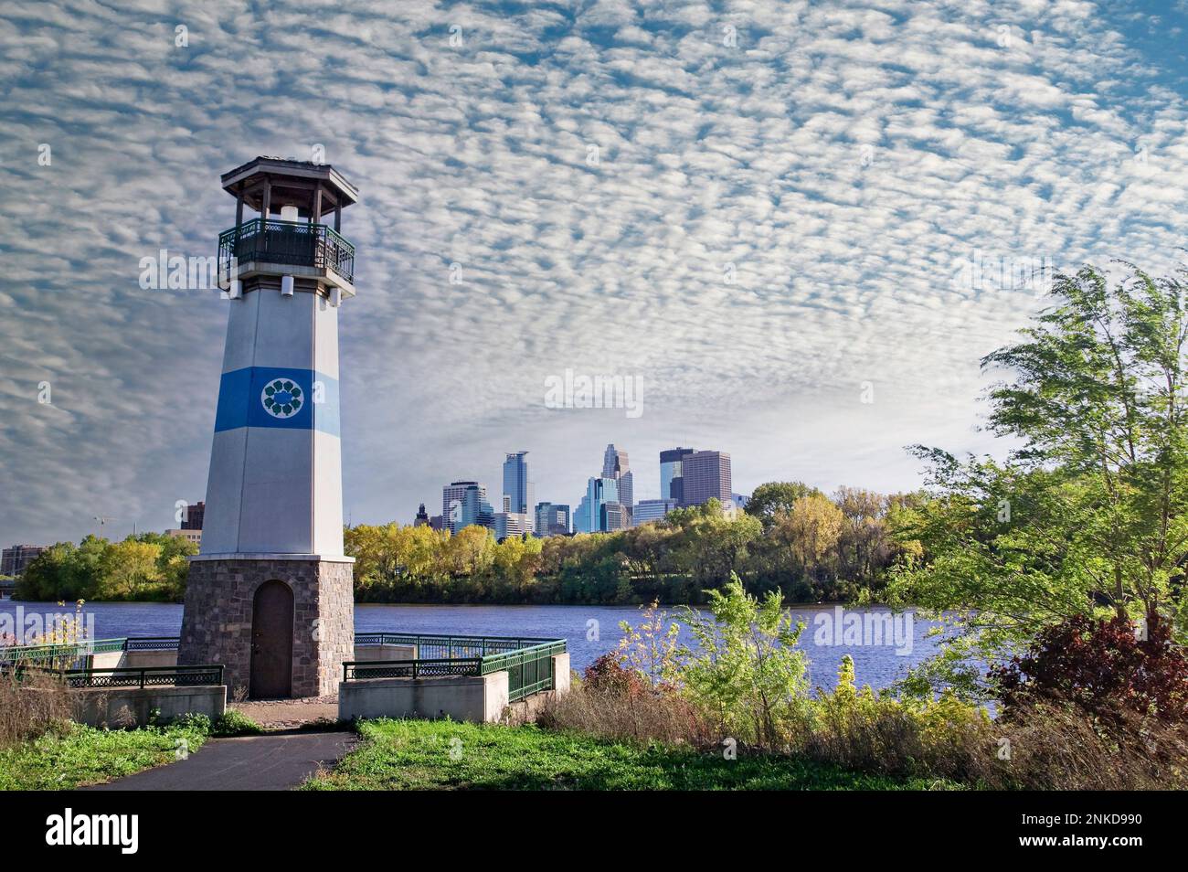 Die Skyline von Minneapolis und der Mississippi von Boom Island. Minnesota. Stockfoto