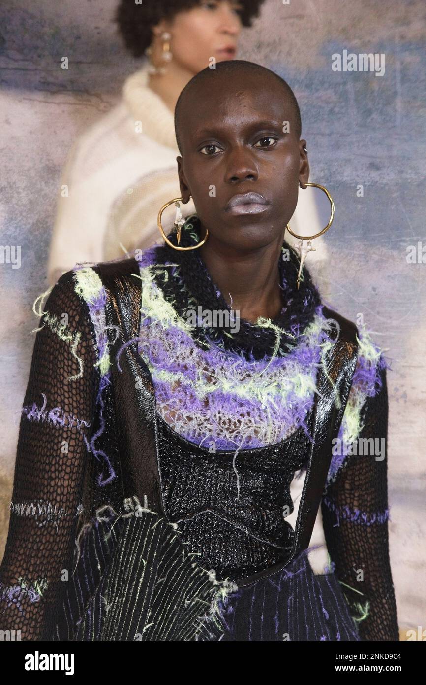 Viviers, die afrikanische umweltfreundliche Marke, präsentierte ihre Kollektion auf der Mailänder Fashion Week 2023. Stockfoto