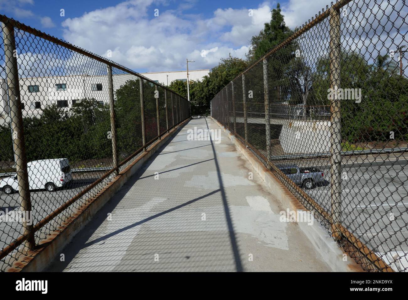 Encino, Kalifornien, USA 22. Februar 2023 ehemaliges Zuhause des Schauspielers Edward Everett Horton, Belly Acres Estates an der 5521 Amestoy Avenue in Encino, Kalifornien, USA. Das Haus wurde abgerissen, um den Ventura Freeway zu bauen, und nur ein Teil des Landes existiert jetzt. Schauspielerin Vivian Vance, Schriftstellerin F. Scott Fitzgerald und Schauspielerin Marjorie Lord lebten in seinem Gästehaus auf seinem Anwesen. Foto: Barry King/Alamy Stock Photo Stockfoto