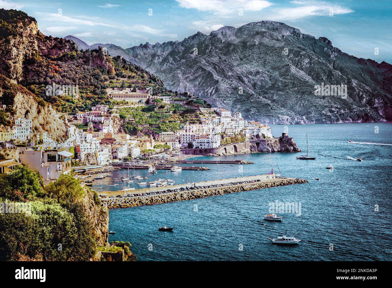 Bootsverkehr in und aus der Stadt Amalfi an der Westküste von Kampanien, Italien. Stockfoto