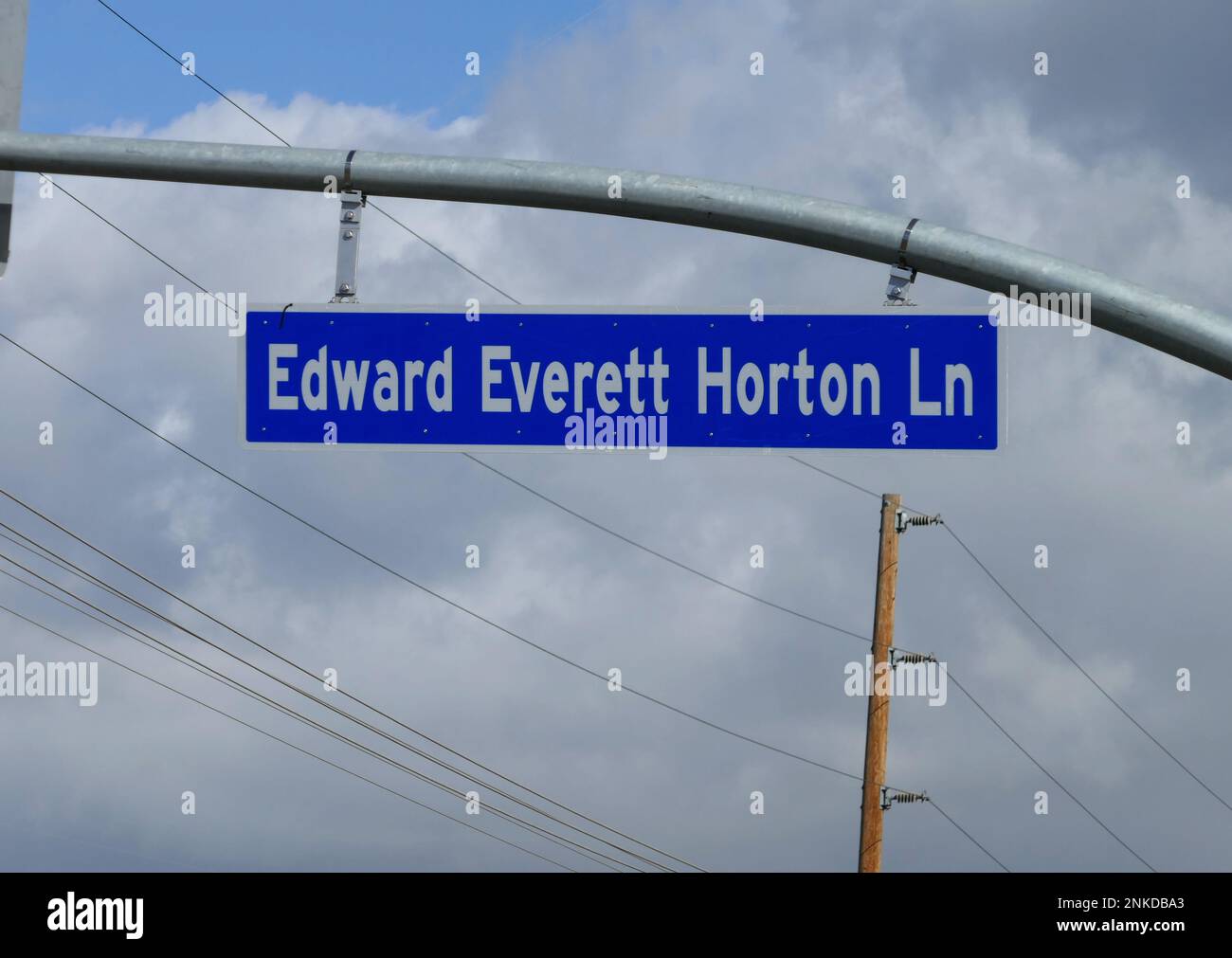 Encino, Kalifornien, USA 22. Februar 2023 Edward Everett Horton Lane, wo sich der ehemalige Wohnsitz des Schauspielers Edward Everett Horton, Belly Acres Estates, 5500 Edward Everett Horton Lane und 5521 Amestoy Avenue in Encino, Kalifornien, USA, befand. Das Haus wurde abgerissen, um den Ventura Freeway zu bauen, und nur ein Teil des Landes existiert jetzt. Schauspielerin Vivian Vance, Schriftstellerin F. Scott Fitzgerald und Schauspielerin Marjorie Lord lebten in seinem Gästehaus auf seinem Anwesen. Foto: Barry King/Alamy Stock Photo Stockfoto