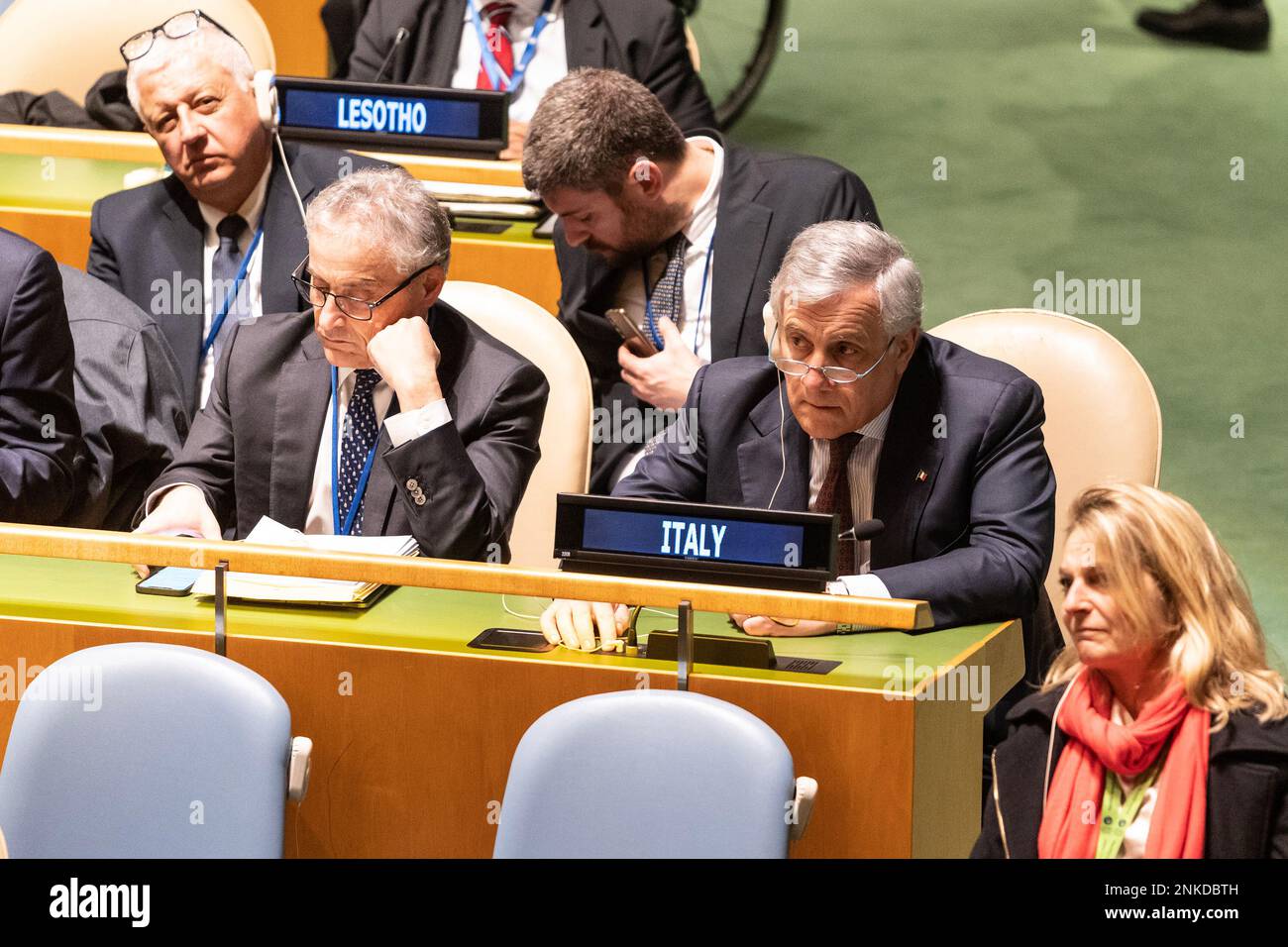 New York, USA. 23. Februar 2023. Italienische Delegation und Außenminister Antonio Tajani (R) nehmen am 23. Februar 2023 am UN-Hauptquartier in New York an der Notstandssitzung der Generalversammlung über die russische Aggression gegen die Ukraine Teil. Die UN-Mitglieder stimmten für eine Resolution zum Abzug russischer Truppen aus der Ukraine und zur Einstellung der Kämpfe. Es wurde mit 141 Ja-Stimmen, 7 Nein-Stimmen und 32 Stimmenthaltung gestimmt, 13 Länder haben nicht abgestimmt. (Foto: Lev Radin/Sipa USA) Guthaben: SIPA USA/Alamy Live News Stockfoto