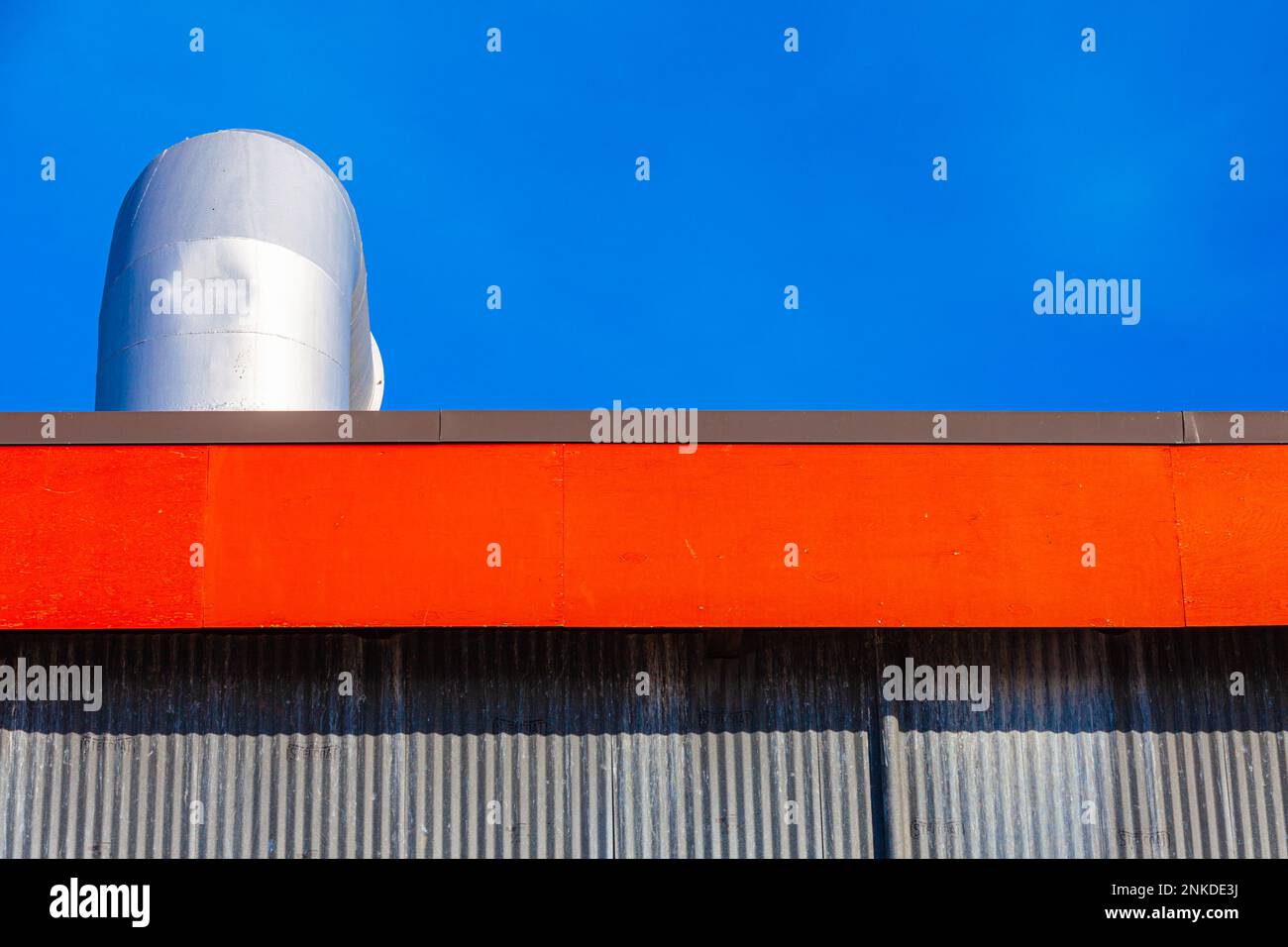 Abstraktes Dachprofil eines Industriegebäudes in Steveston British Columbia Canada Stockfoto