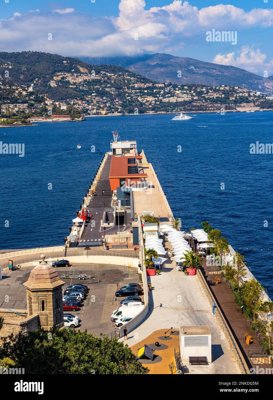 Monaco, Frankreich - 2. August 2022: Solarium Beach Recreation Boulevard entlang Digue de l'Avant Port Path im Hafen von Hercules am Mittelmeer Bene Stockfoto