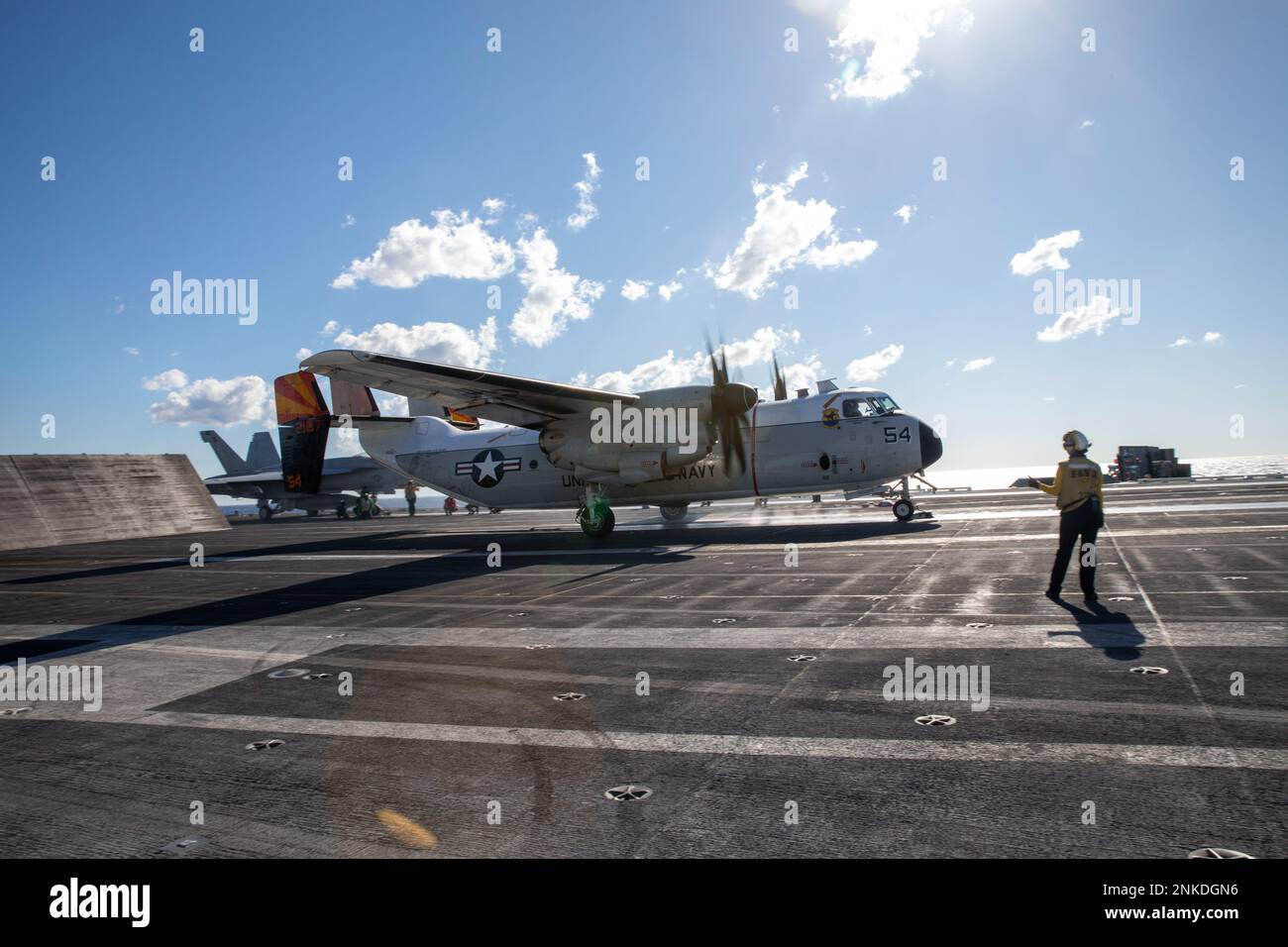 220813-N-EL850-2387 ATLANTIK (AUG 13, 2022) Ein C-2 Greyhound, angeschlossen an Fleet Logistics Support Squadron (VRC) 40, führt Flugoperationen an Bord des Nimitz-Klasse Flugzeugträgers USS George H.W. durch Bush (CVN 77), 13. August 2022. The George H.W. Die Bush Carrier Strike Group (CSG) ist ein integriertes Kampfwaffensystem, das überlegene Kampffähigkeit bietet, um Amerikas Gegner zur Unterstützung der nationalen Sicherheit abzuschrecken und erforderlichenfalls zu besiegen. Carrier Air Wing (CVW) 7 ist die offensive Luft- und Schlagkomponente von CSG-10 und der George H.W. Bush CSG. Die Staffeln von CVW-7 sind Strike Fight Stockfoto