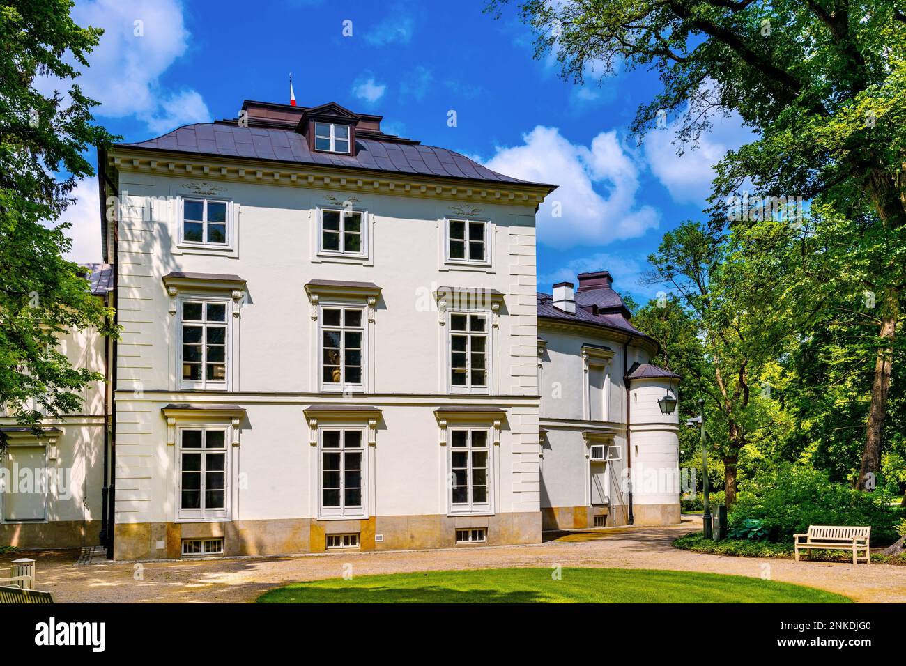 Warschau, Polen - 10. Juni 2022: Historischer Rokoko- und neoklassizistischer Myslewicki-Palast in den Königlichen Bädern Lazienki Krolewskie-Park im Kriegsbezirk Ujazdow Stockfoto